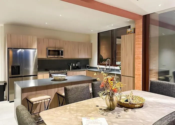 Luxury House With Private Pool, Ocean View, Inviting Balcony & Elegant Charm Сasa de vacaciones