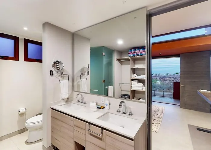 Luxury House With Private Pool, Ocean View, Inviting Balcony & Elegant Charm *