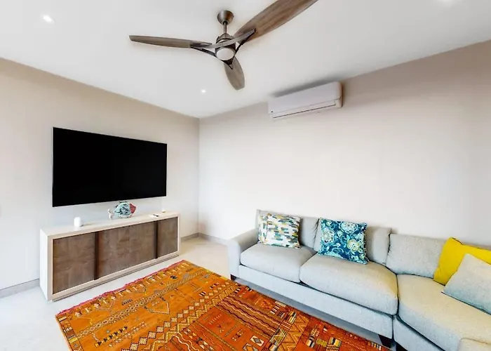 Luxury House With Private Pool, Ocean View, Inviting Balcony & Elegant Charm *