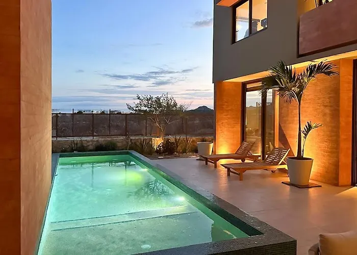 Сasa de vacaciones Luxury House With Private Pool, Ocean View, Inviting Balcony & Elegant Charm *